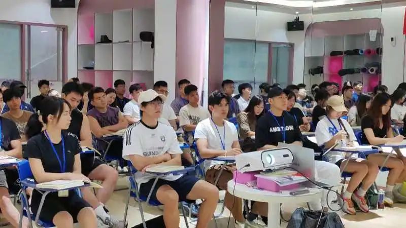 高考生暑假考证逆袭:健身教练兼职时薪 200 元,大学直接经济独立!(图4) 高考生暑假考证逆袭:健身教练兼职时薪 200 元,大学直接经济独立!(图4)