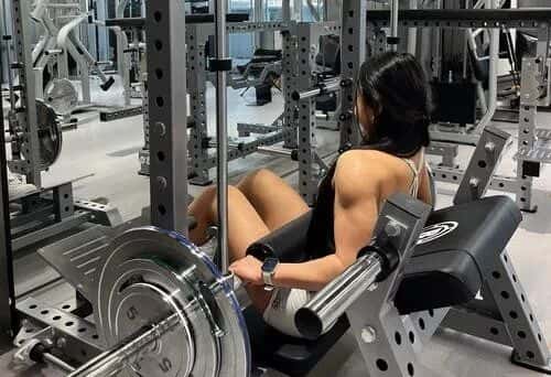 刚拿健身教练证？商业健身 VS 私教工作室，选对少走 2 年弯路！(图1)